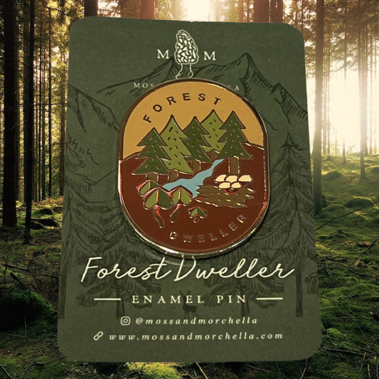 "Forest Dweller" (walnut sky) Emaille Pin Badge von Moss and Morchella